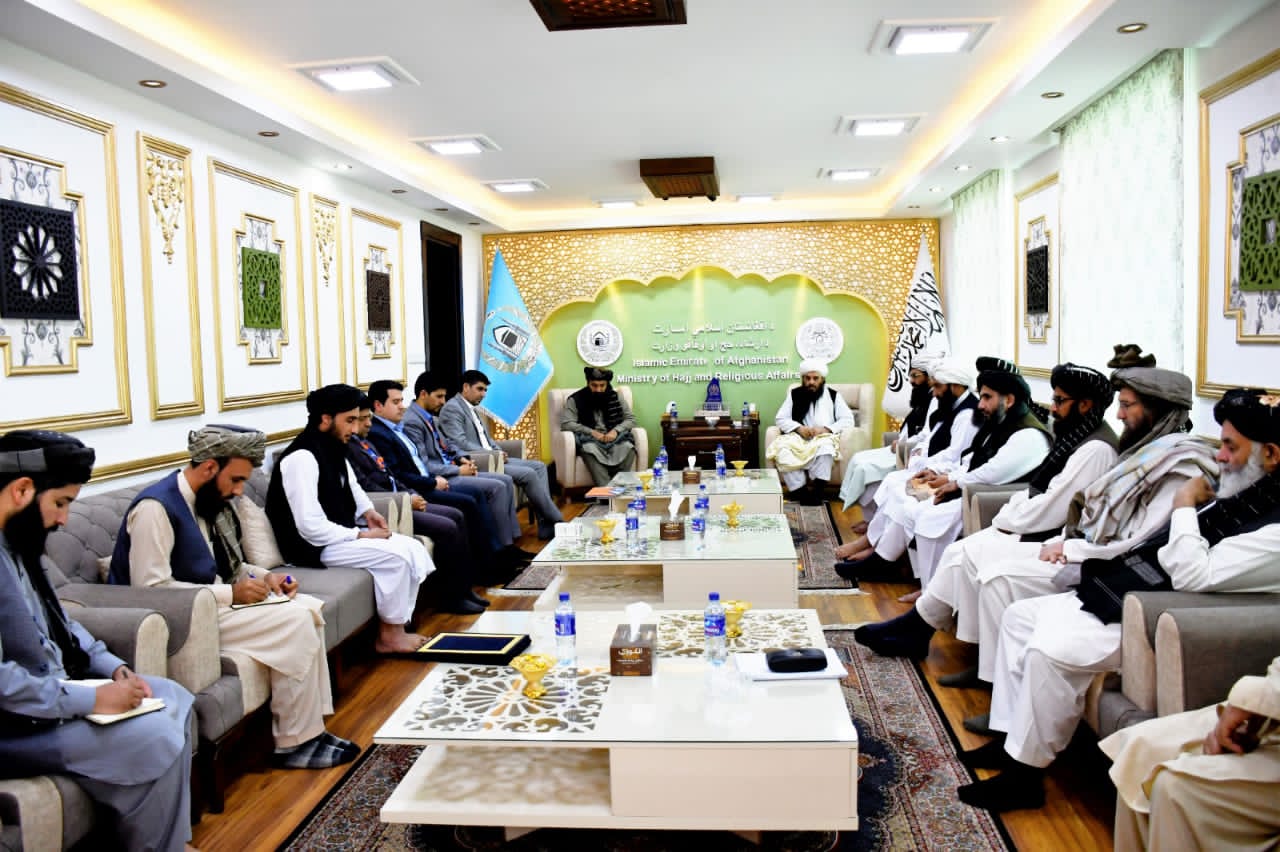 Arranging a joint coordination meeting between the Ministry of MOHIA with Com Air and the final signing of the return contract for pilgrims in 1444 AH