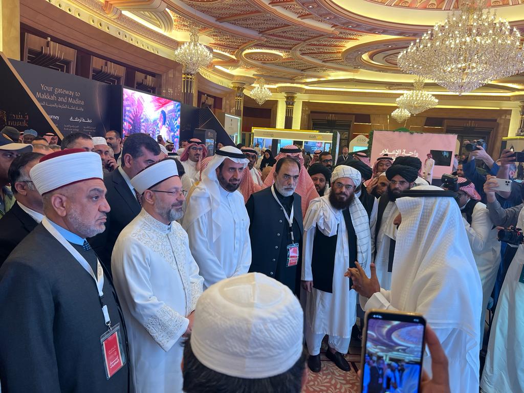 دیدار وزیر ارشاد، حج و اوقاف از نمایشگاه کنفرانس بزرگ حج در شهر جده کشور عربستان سعودی 