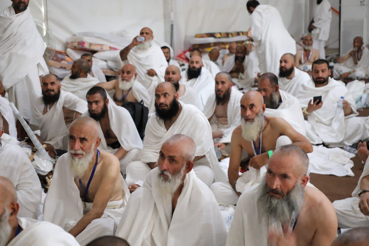 Minister of MOHIA meeting with pilgrims in Arafat camps