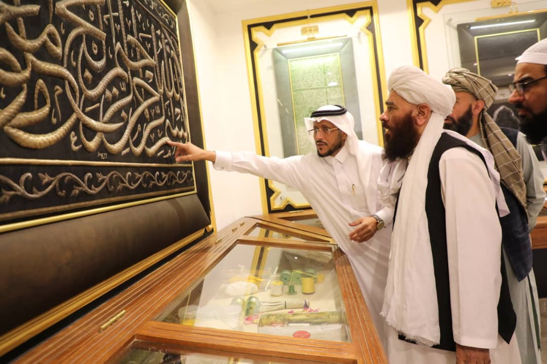 The Minister of MOHIA and the head of the Afghanistan General Hajj mission visited the robe of Kaba Sharifa large weaving center 