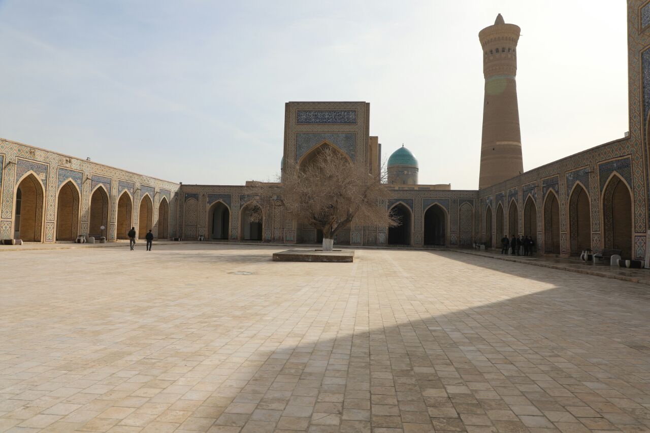 The Minister of MOHIA, along with his accompanying delegation, met with the officials of the city of Bukhara and visited the Islamic centers and schools of that city. 