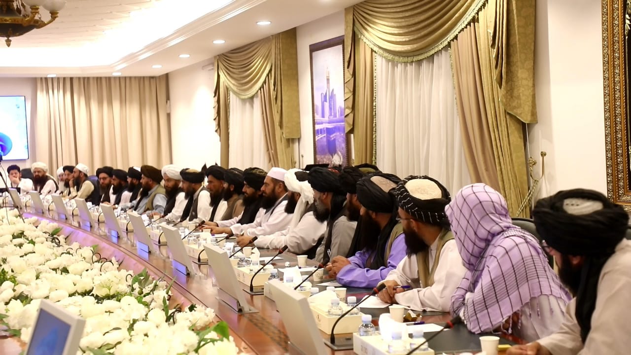 جلسه هماهنگی بین معین اداری و مالی وزارت ارشاد حج و اوقاف و مسئولین موسسه جنوب آسیا در مکه مکرمه برگزار گردید.