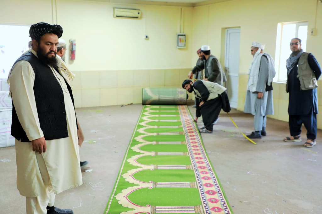 د ارشاد، حج او اوقافو وزارت له لوري د هېواد یو شمېر رسمي او غیر رسمي جوماتونو ته د فرش (جای نماز)د وېش لړۍ بشپړه شوه