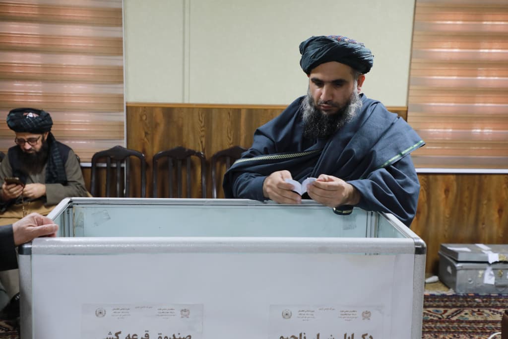 وزارت ارشاد، حج و اوقاف روندِ قرعه کشی را در کابل و تمامی ولایات کشور جهت ادای فریضه حج سال جاری برگزار کرد