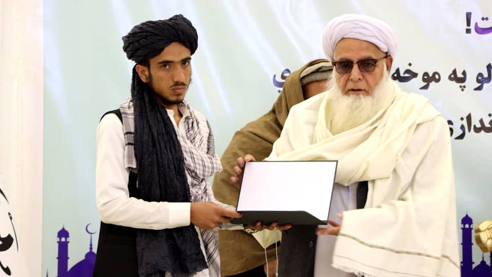 The thirteenth nationwide round of the Holy Qur’an memorization with tajwīd and the first round of beautiful recitation competitions, organized by the Ministry of Guidance, Hajj and Endowments, concluded with the announcement and honoring of outstanding memorizers and reciters