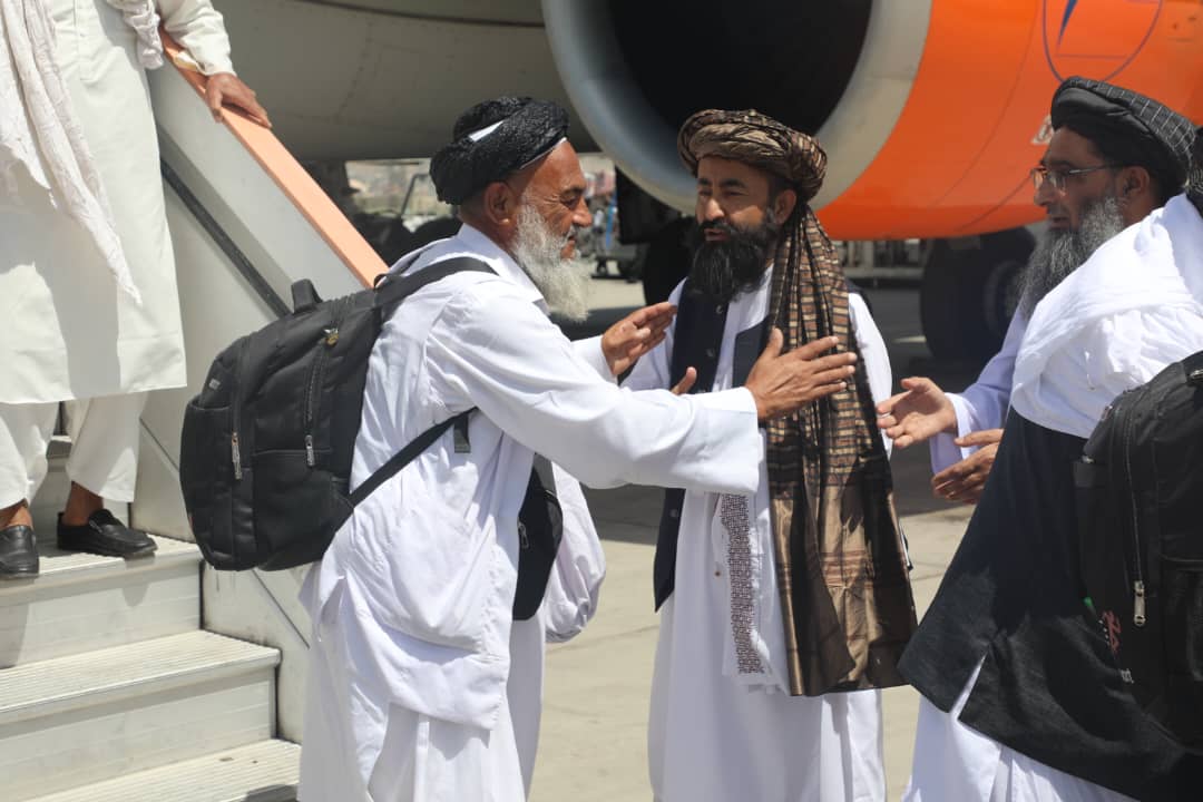 ‏استقبال و خوش‌ آمدید محترم مولوي مخدوم عبدالسلام سعادت، معین عرفان و انسجام اماکن دیني وزارت و شماری از رؤسای مرکزی از حجاج نخستین پرواز در میدان هوایی بین‌ المللی کابل