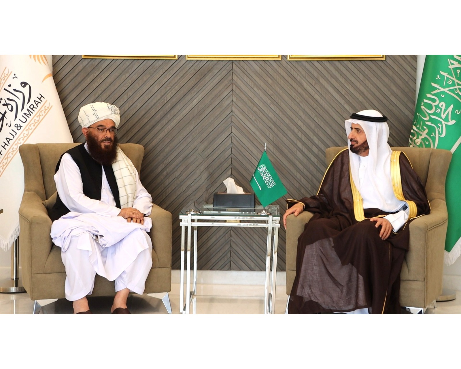 د ارشاد، حج او اوقافو وزیر د یوه هیئت په مشرۍ په مکه مکرمه کې د سعودي عربستان د حج او عمرې له وزیر سره وکتل